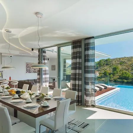 Villa Infinite - 5 Bedroom - Ultra Modern - Stunning Sea Views Seafront Location Sutivan